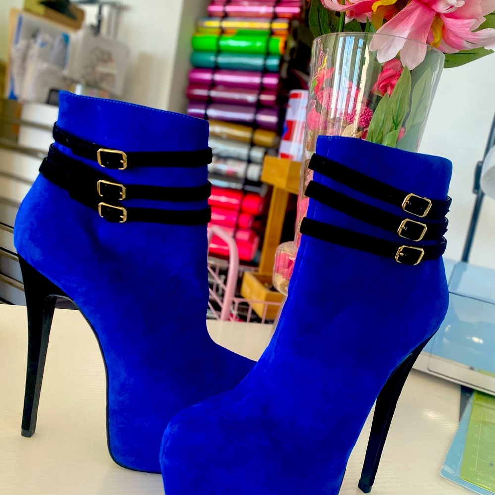 Sexy royal blue heels 💙💙